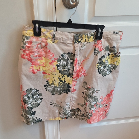 croft & barrow Dresses & Skirts - Croft & Barrow Beige Floral Mini Skort Size 16